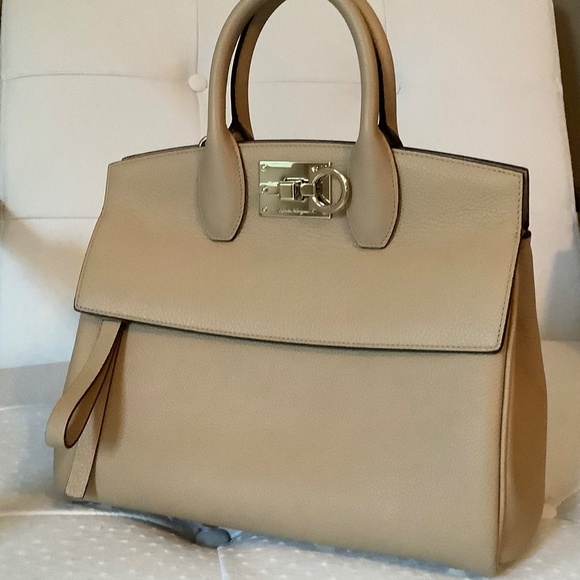 Salvatore Ferragamo Médium Studio Top Handle Bag - Picture 3 of 16